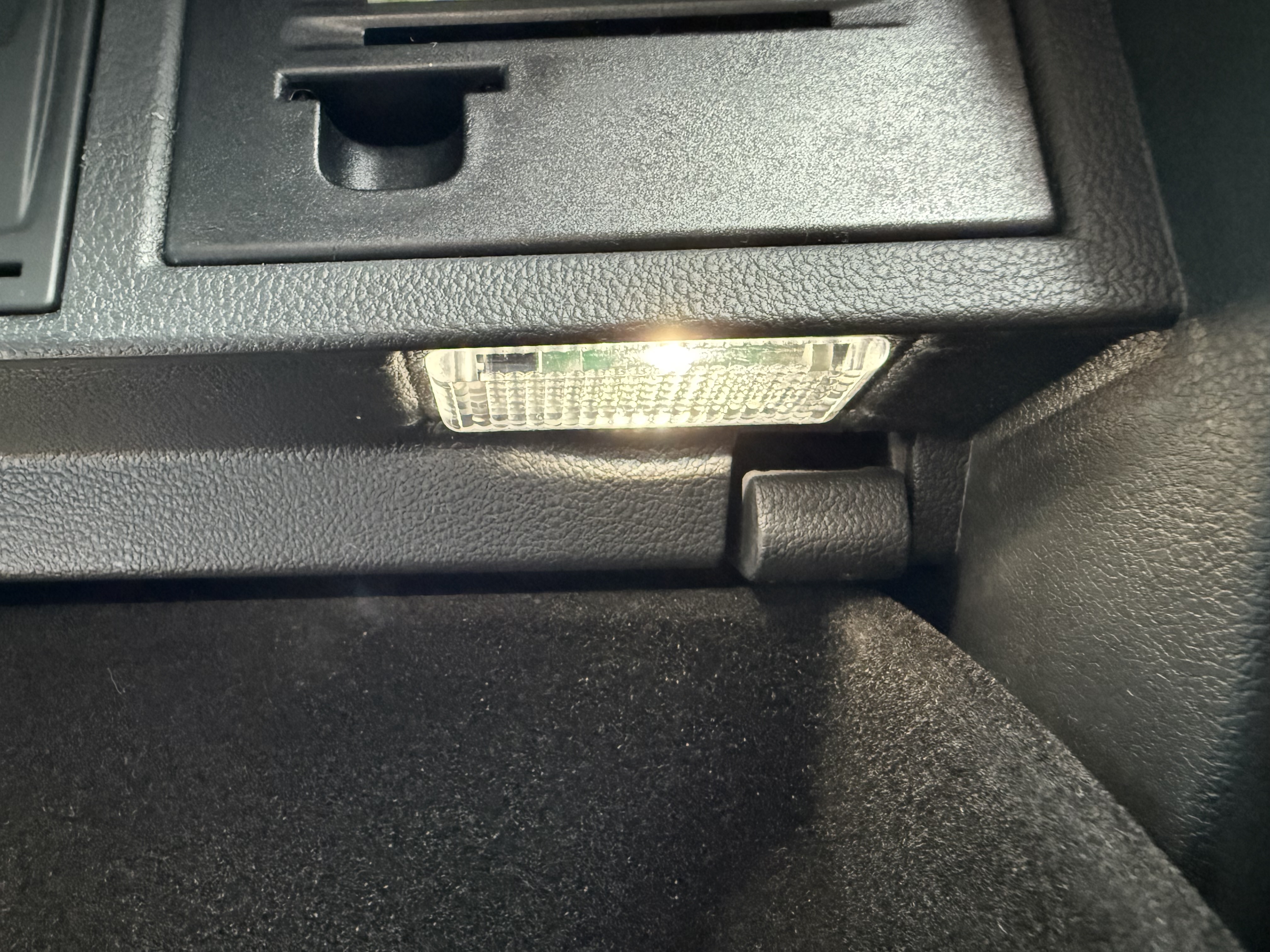 Installation of the glove box light